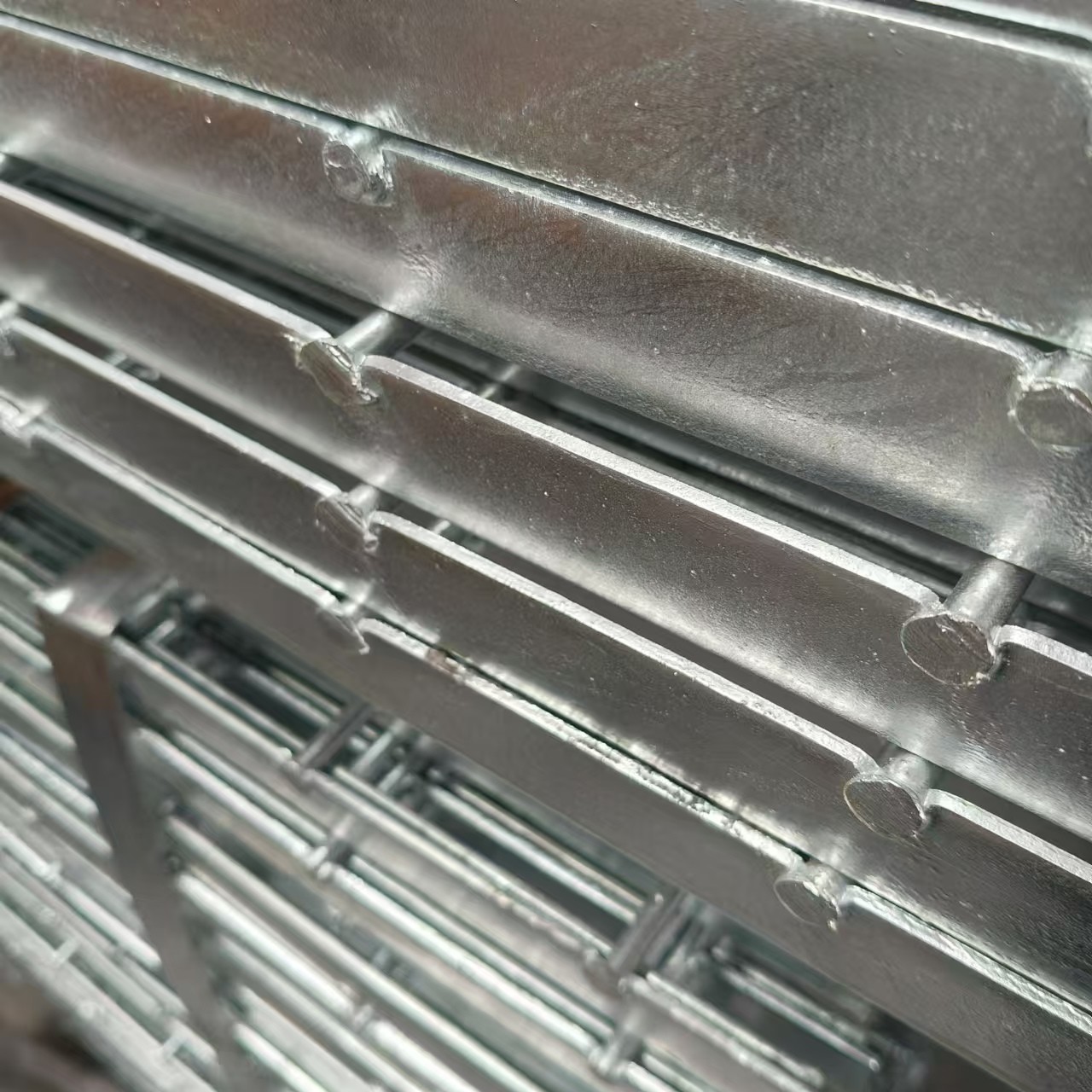 The shape can be customized, a variety of processing technology of the new steel grating