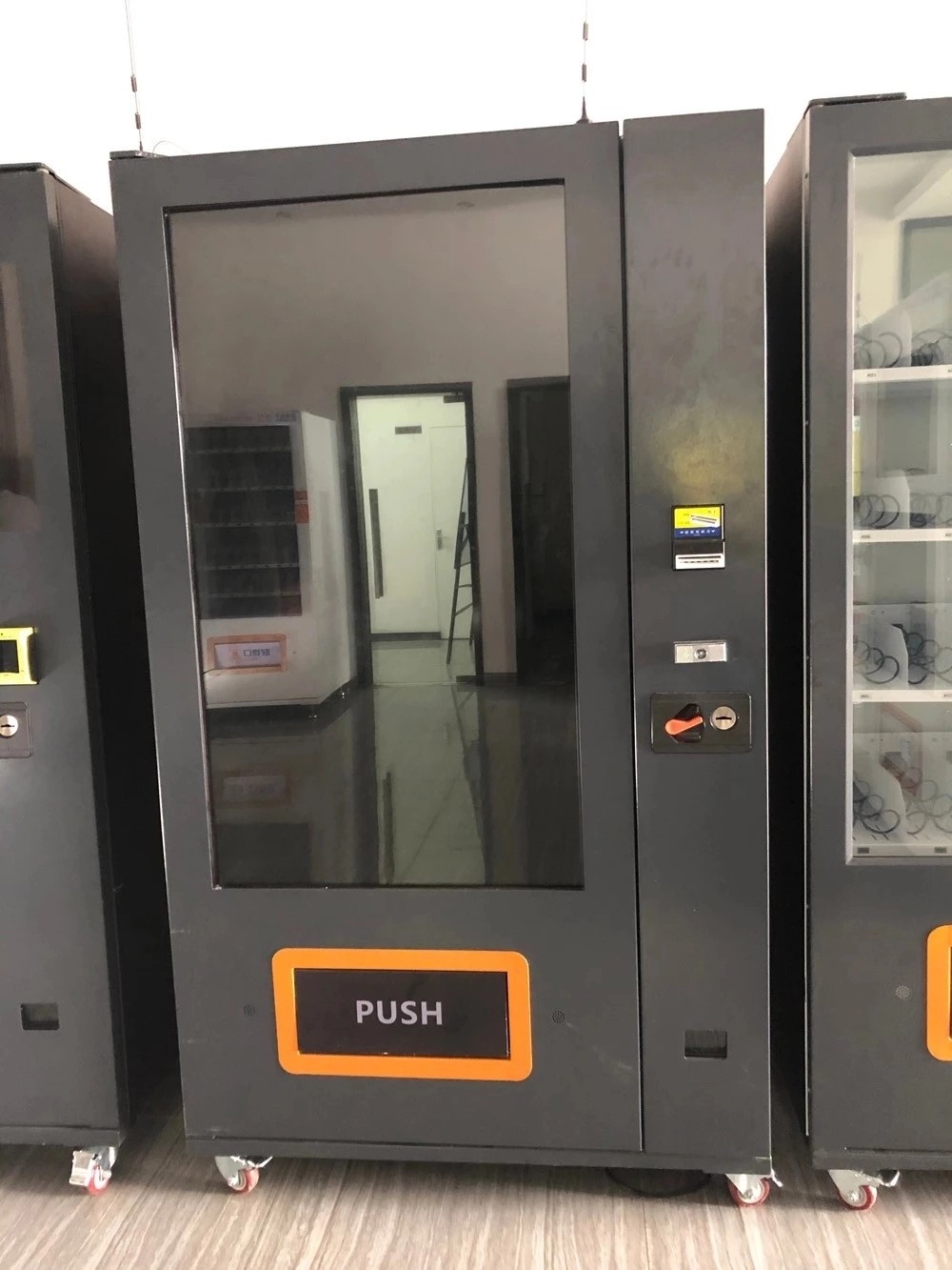 Black Color Drinks Combo Vending Machine 337~662 Capacity Field Installation