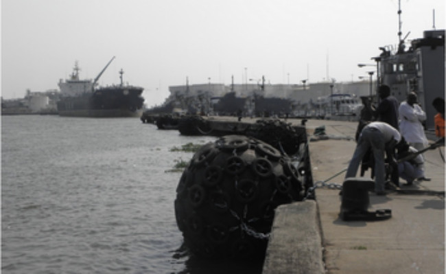 STQ Black Yokohama Rubber Fender 50kpa 80kpa Marine Ship To Ship