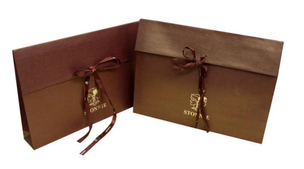 Shining Brown Recycle Paper Carrier Bag Gold Foil Stamped Logo , Ribbon Closure