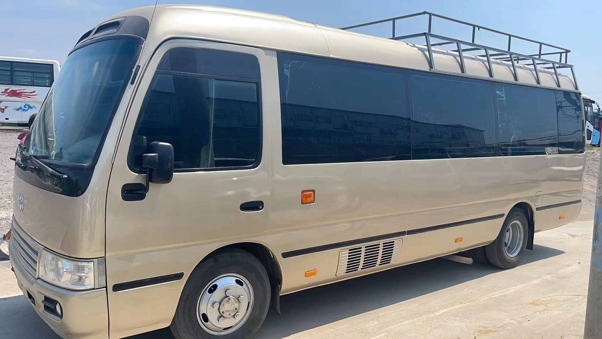 7m Toyota Coaster Bus 30 Seater Maximum Total Mass 5400kg 16/10 Approach/Departure Angle