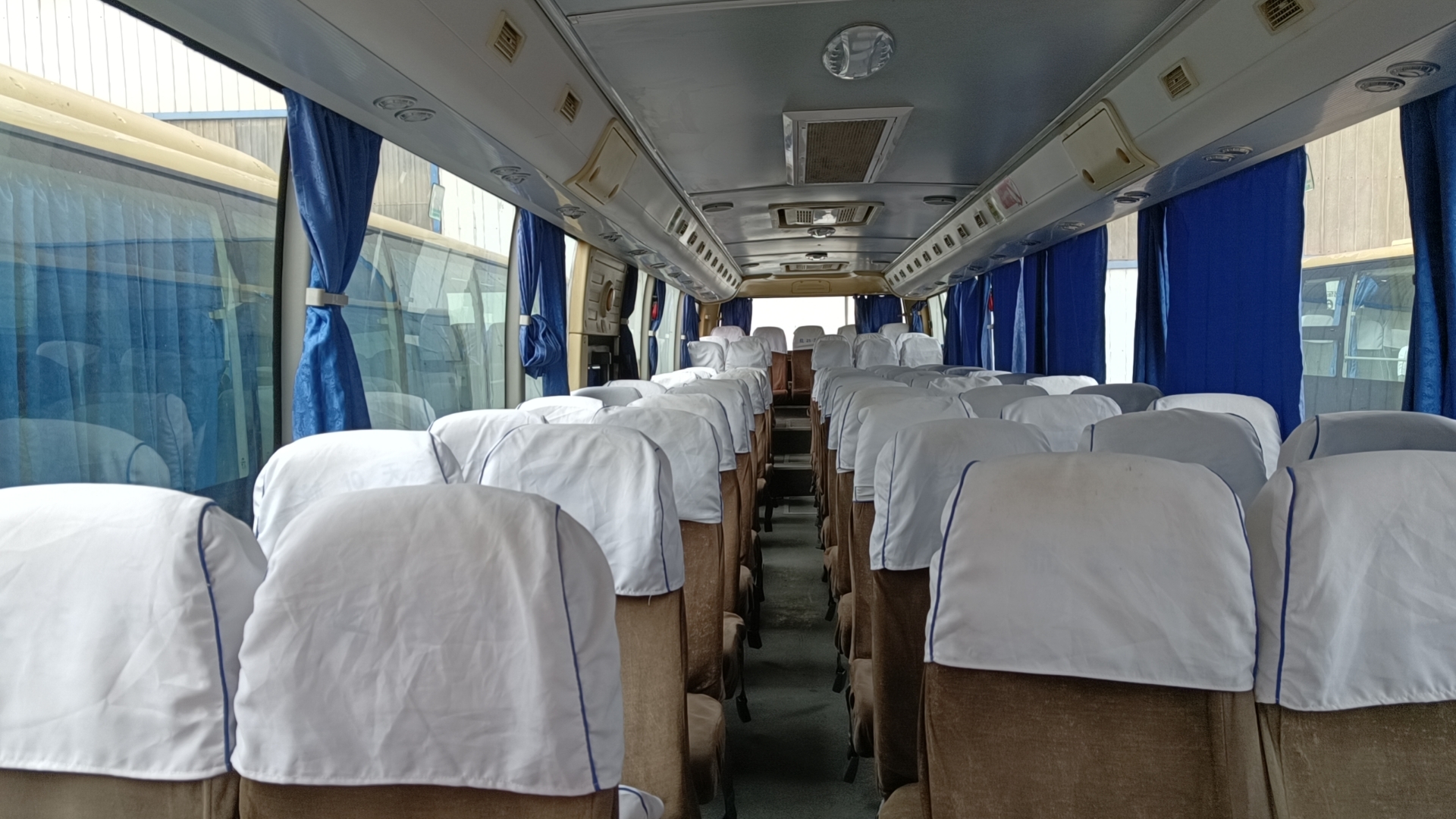 65 Seats Luxury Coach Bus Max Speed 100km/h Engine Capacity 8L Customized Color Used