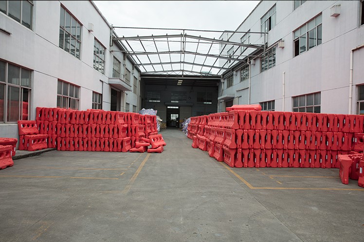 Outdoor Security Water Filled Crash Barrier With PE Material And Durable Construction