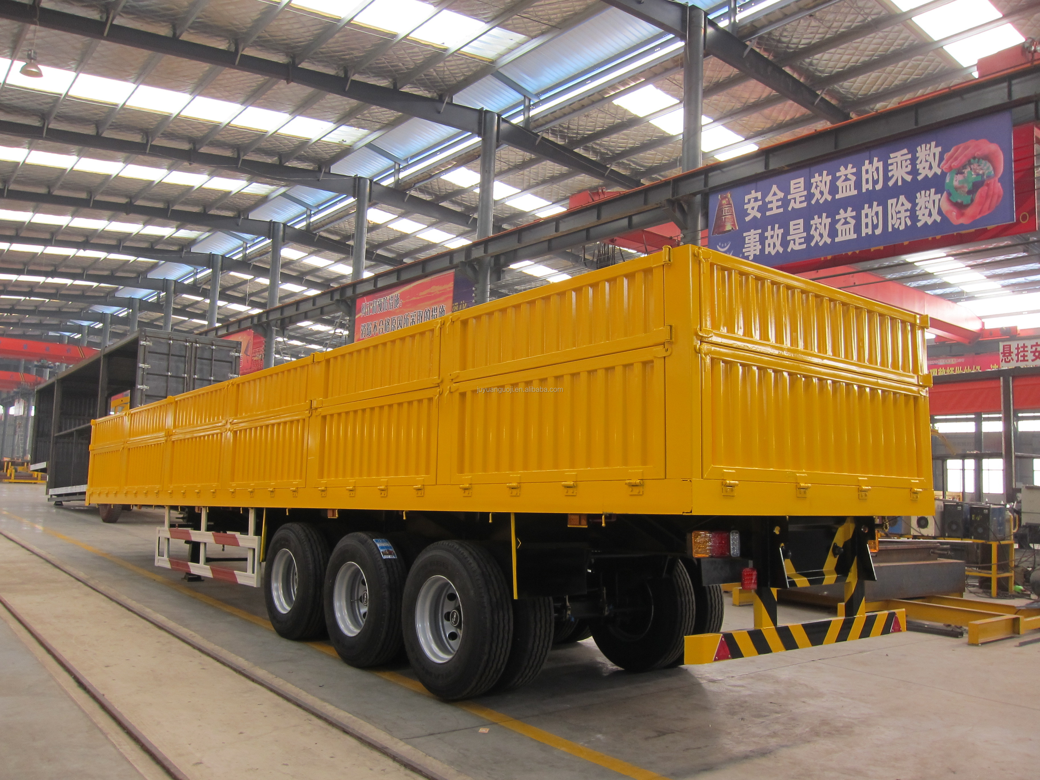 3 Axles 40t Bulk Cargo Semi Trailer with Side Wall As Per Client's Specifications