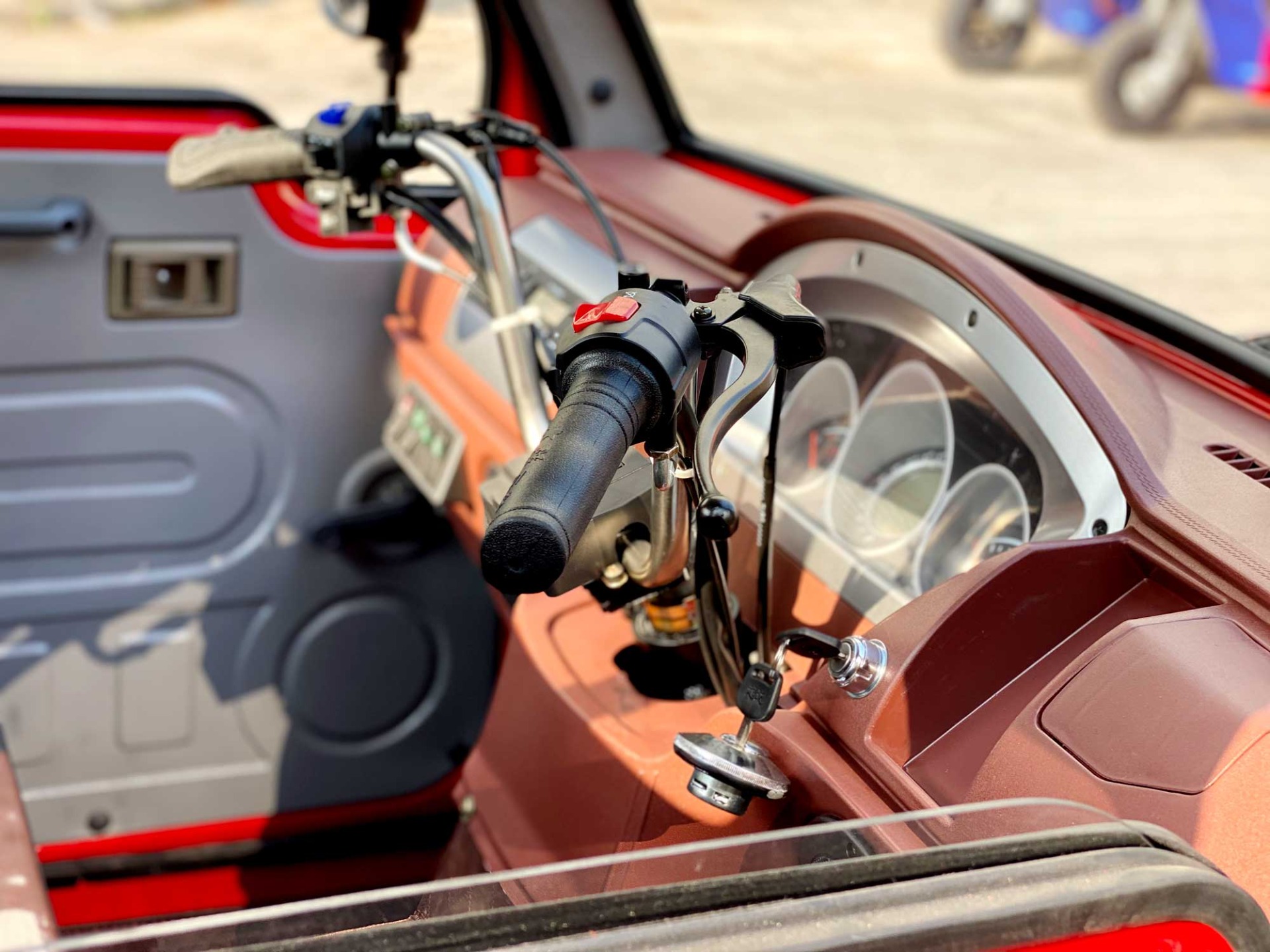 Enclosed 3-Wheel Cargo Motorcycle Tricycle with Customized Weight and Mechanical Power