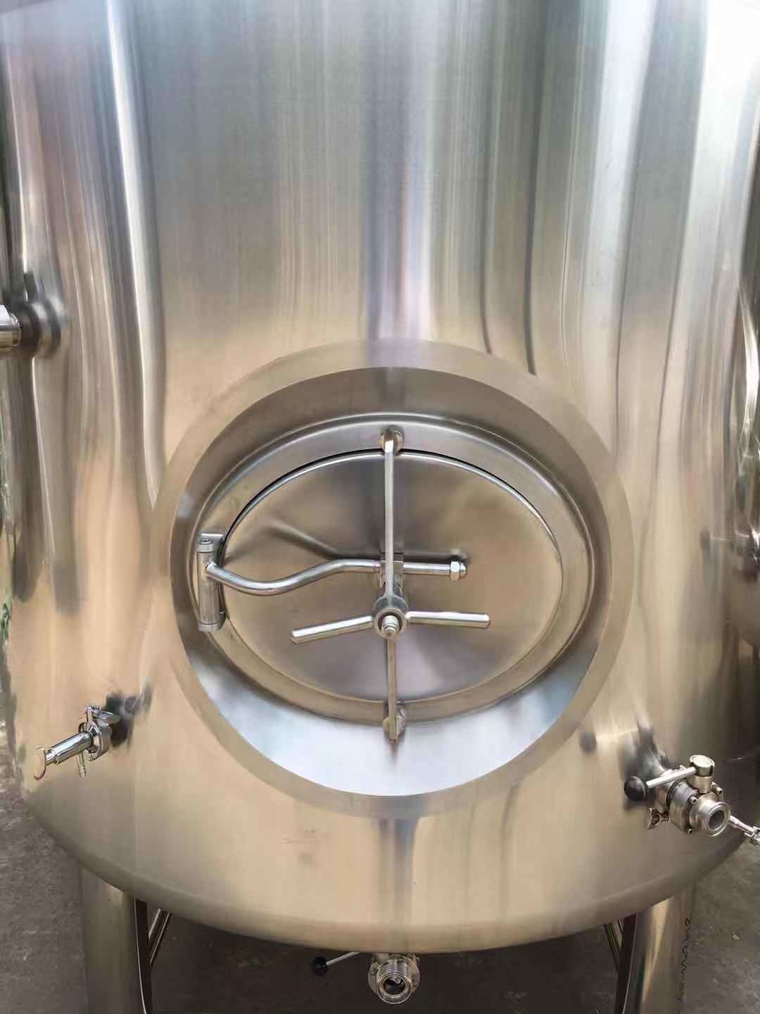 Stainless Steel Commercial Fermentation Tanks , 2500L Bright Bbt Tank For Beer Brewery