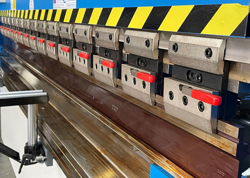 Delem DA53T Fully Computer Controlled Hydraulic Press Brake 220t 3200mm Press Bending Machine Manufacturing