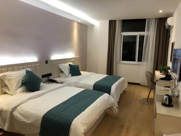 Buy cheap Guest Room / Hotel Bedroom Furniture Sets Fashionable Solid Wood Material from wholesalers