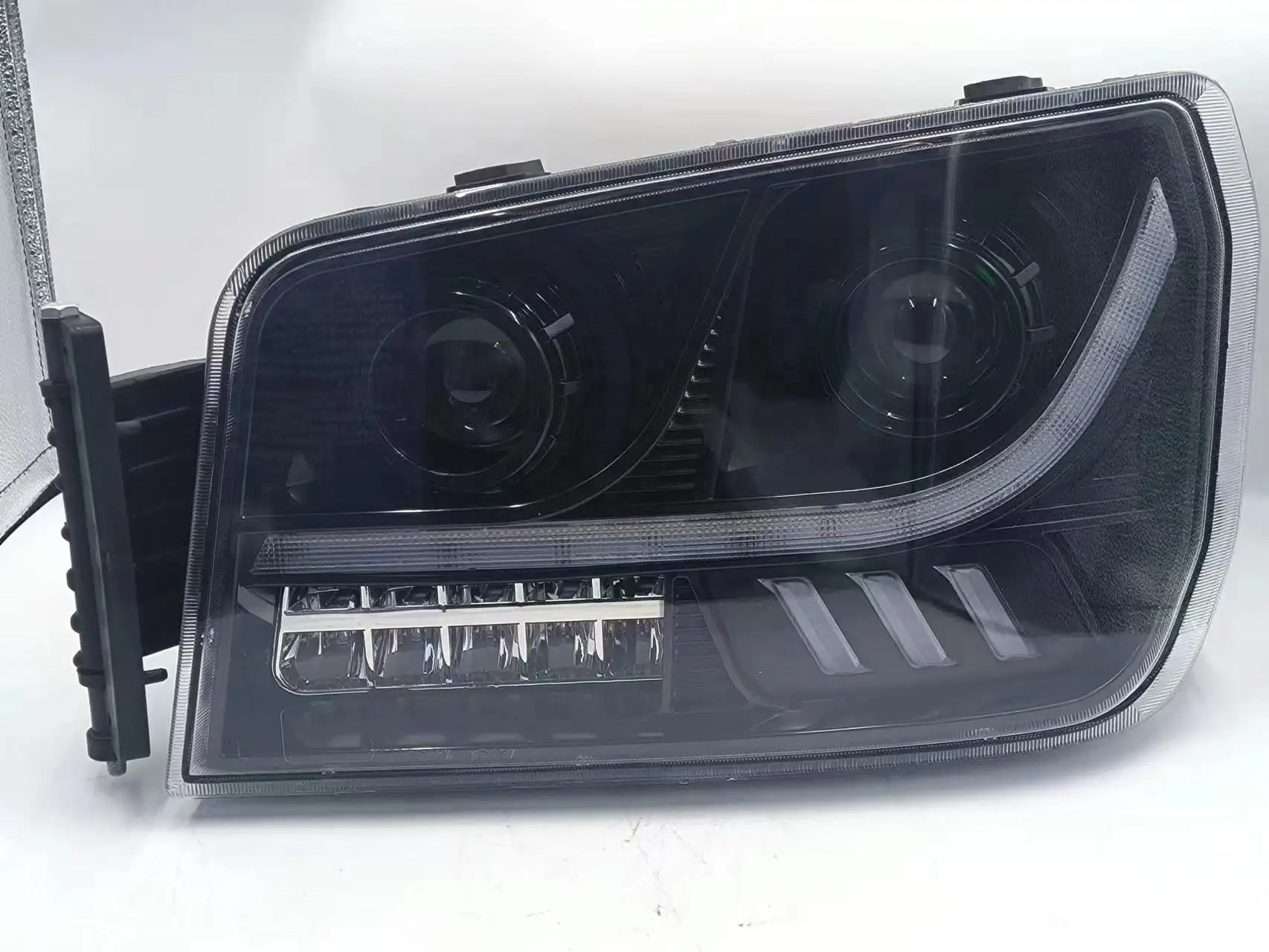 Customize Your Shacman F2000/F3000/X3000/M3000 Trucks with Dz96189722010 Led Lights