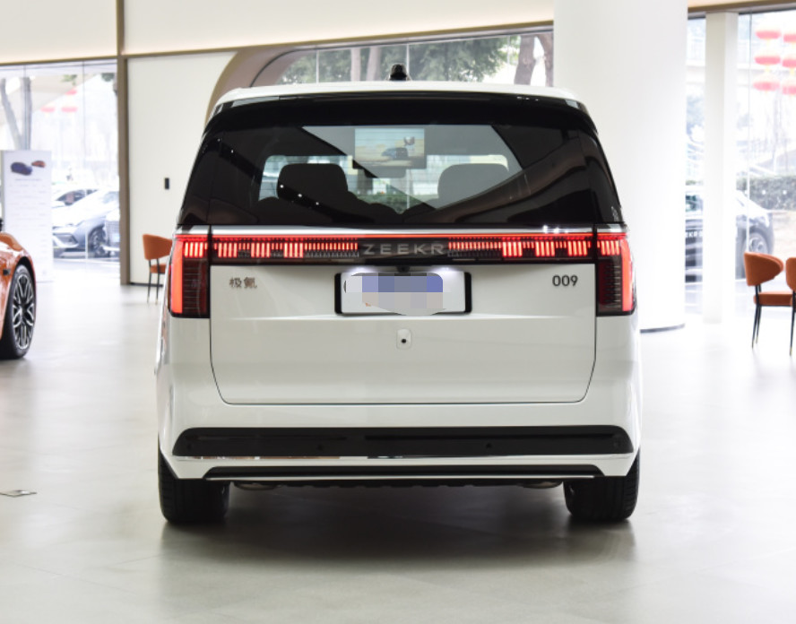 ZEEKR 009 WE version 2022 6 seats CLTC 702 pure electric white / black car