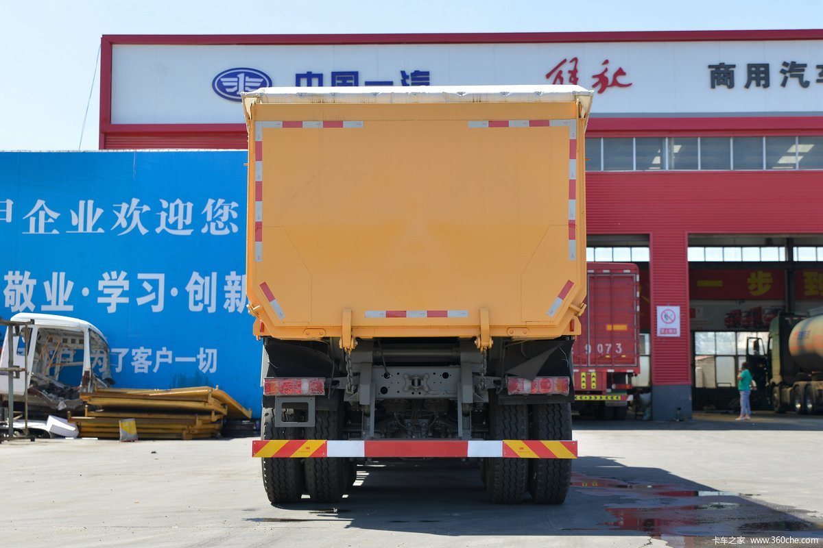 SINOTRUCK 400HP 8*4 Heavy-duty Dump Truck with 2 Passengers and 360° Rear Camera