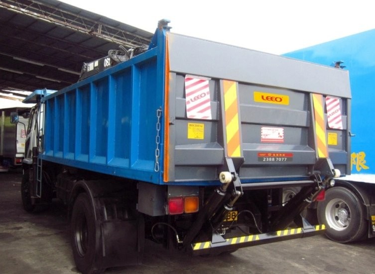 Automatic cantilever truck electric tailgate lifting equipment with voltage of 12V/24V and 8L hydraulic cylinder