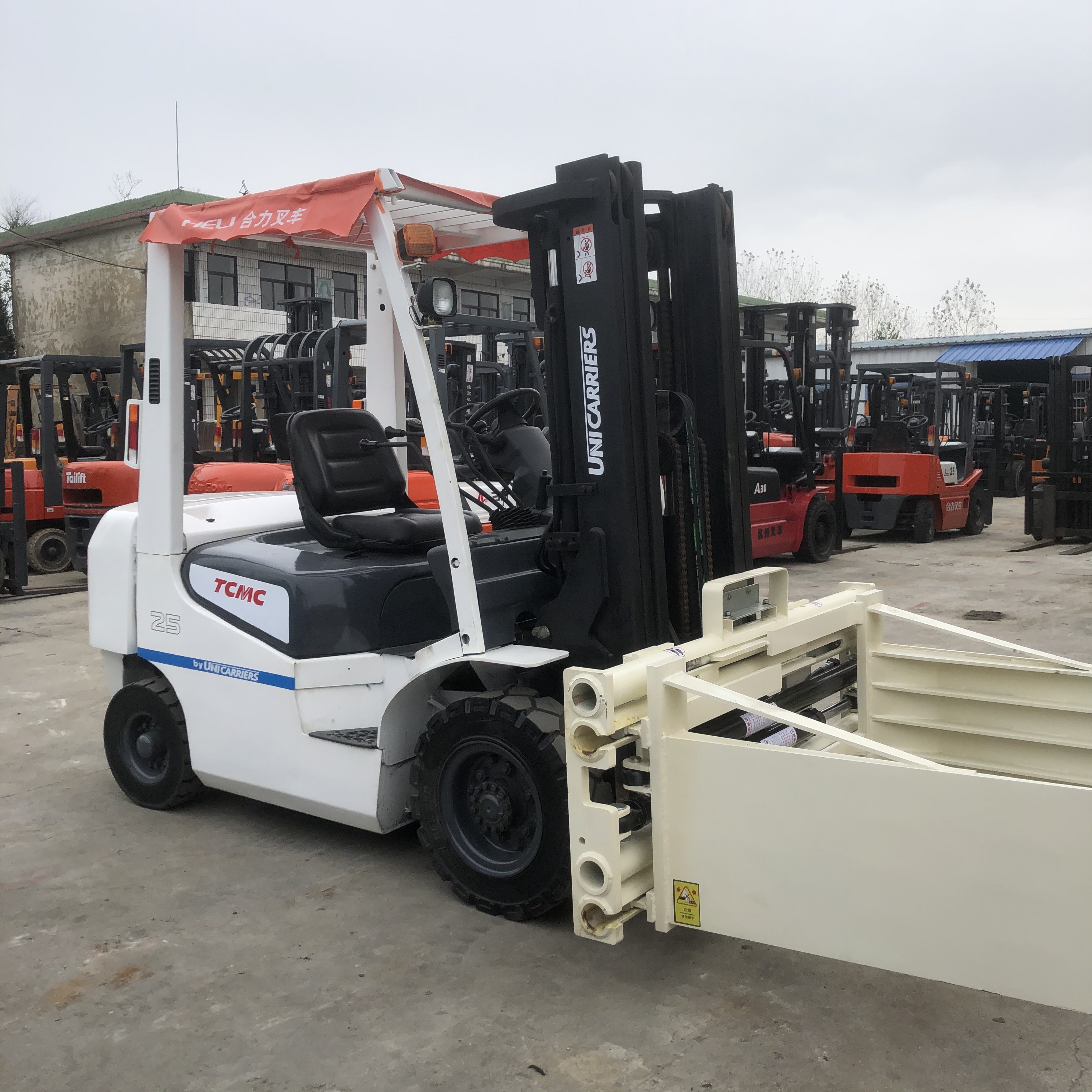 Japan TCM 25 2.5Tons 3Meters Forklift With Clamp White TCM Lifting Machine
