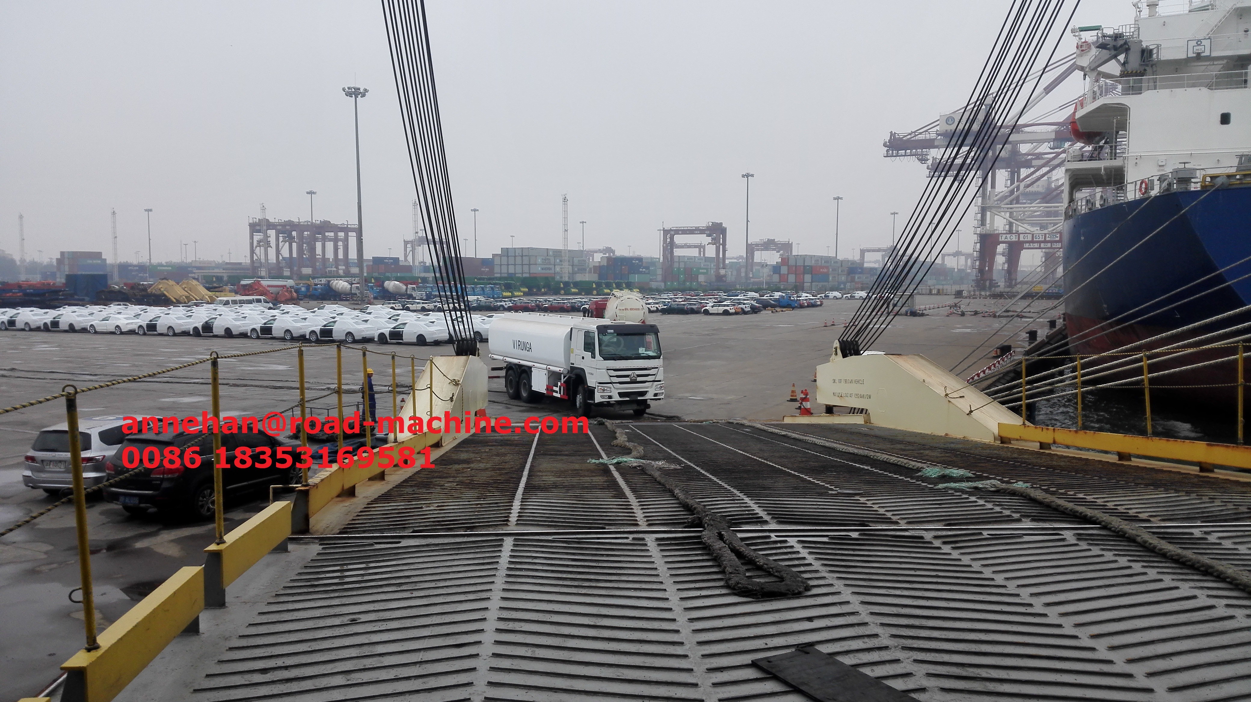 Sinotruk Howo7 Edible Oil Transport Vehicle Liquid Tanker Truck , Mobile Gas Station Fuel Oil Trucks 25-30CBM