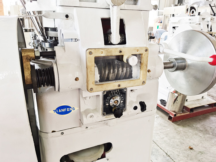 12mm Pills Automatic Tablet Press Machine 70000pcs/H For Food Pharmacy