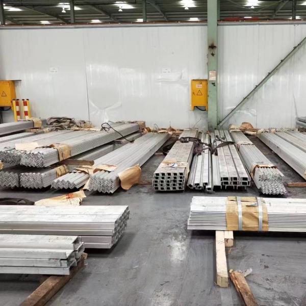 Buy cheap JIS Equal 304 Stainless Steel Angle Bar 30*3 - 120*12 With 6m Length from wholesalers