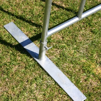 The barrier is fixed on the feet by the bolts and nuts.