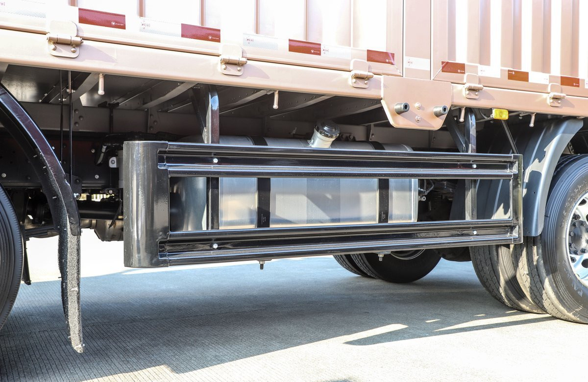 Used Chinese Cargo Trucks Foton Lorry Truck Gold Color 6*2 Flat Box Loading 18 Tons