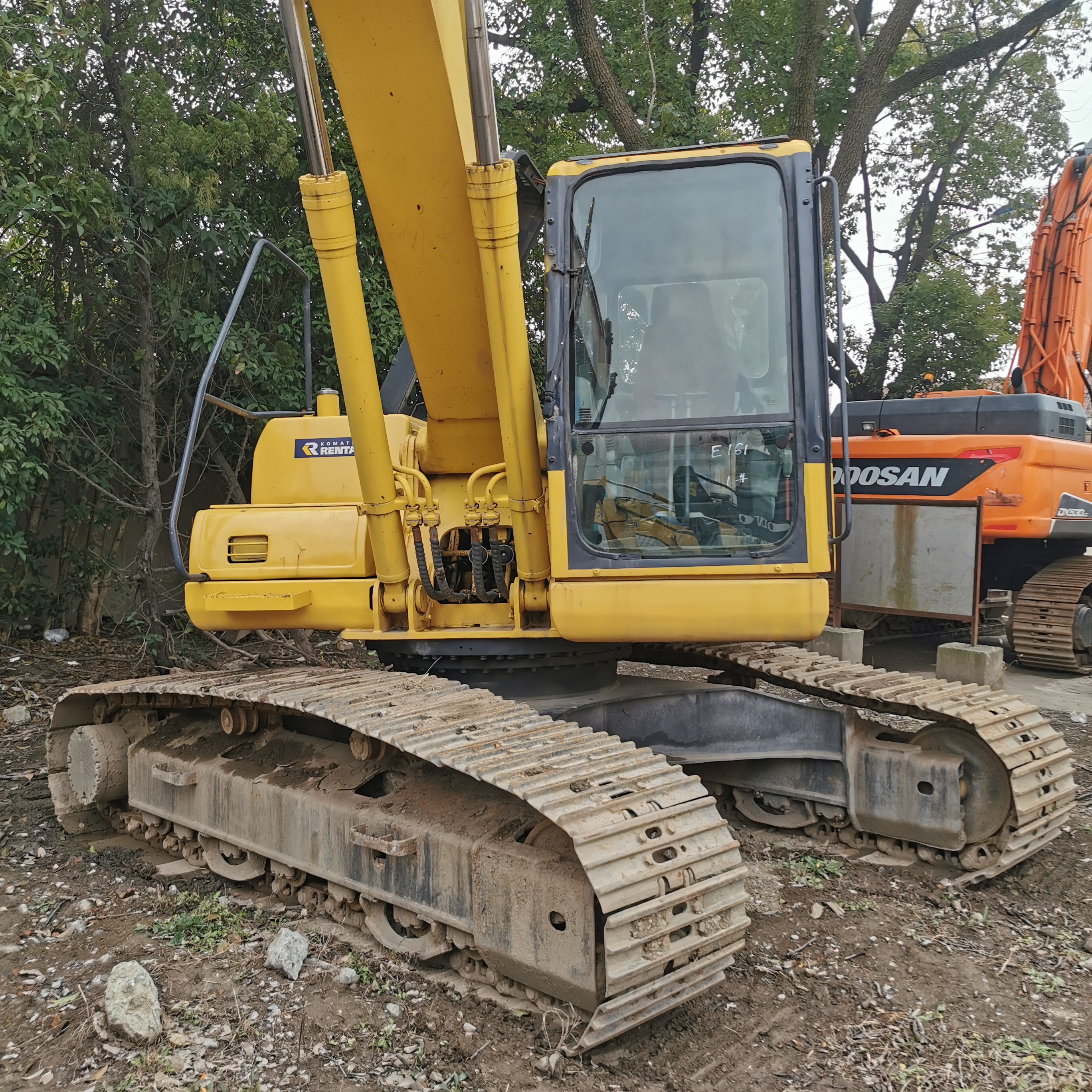 Good Condition Used Japanese Crawler Excavator Kumatsu PC200 in Shanghai