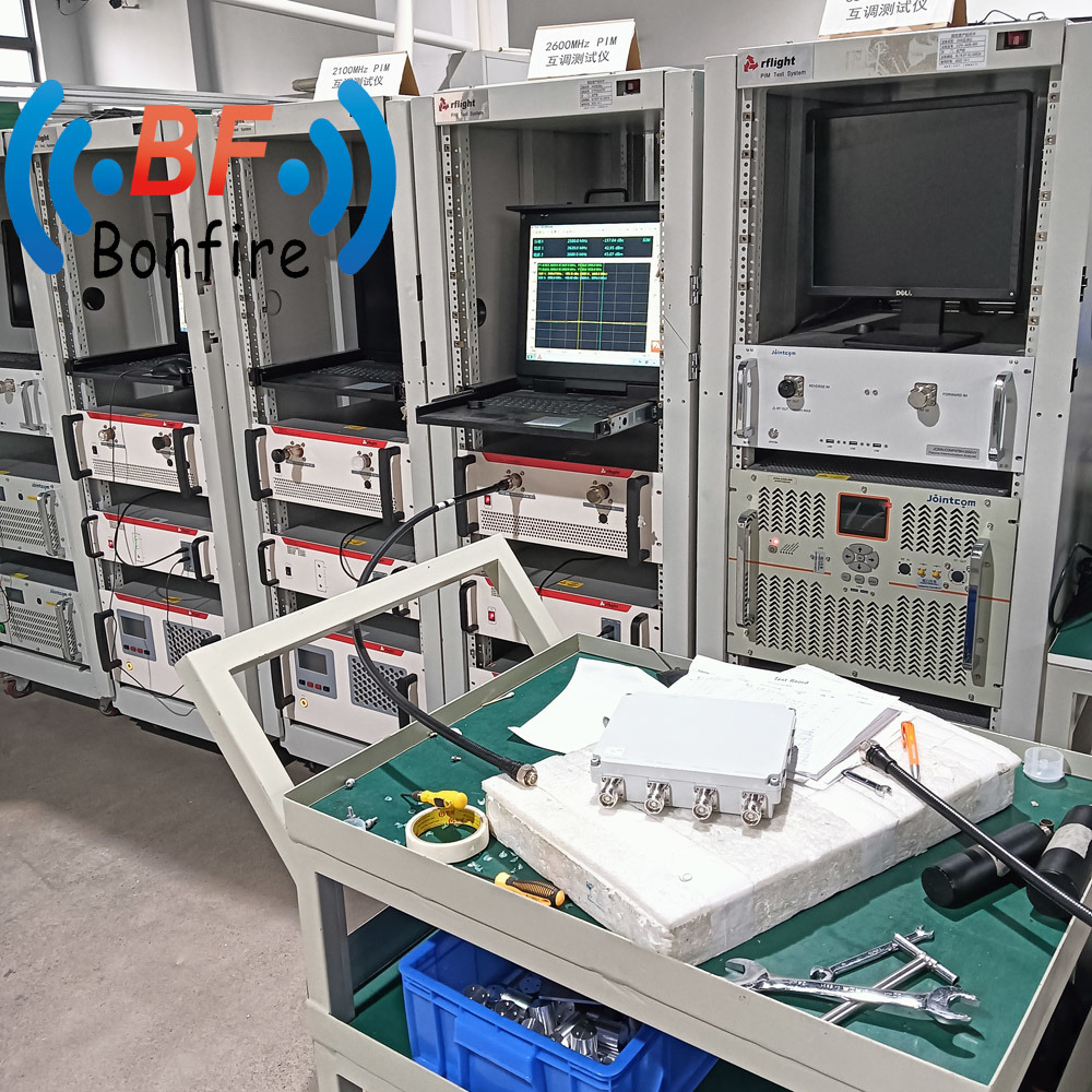 1710-2700MHz RF Low Pim Quadplexer Indoor Multiplexer Quad-Band Combiner 4.3-10 Female