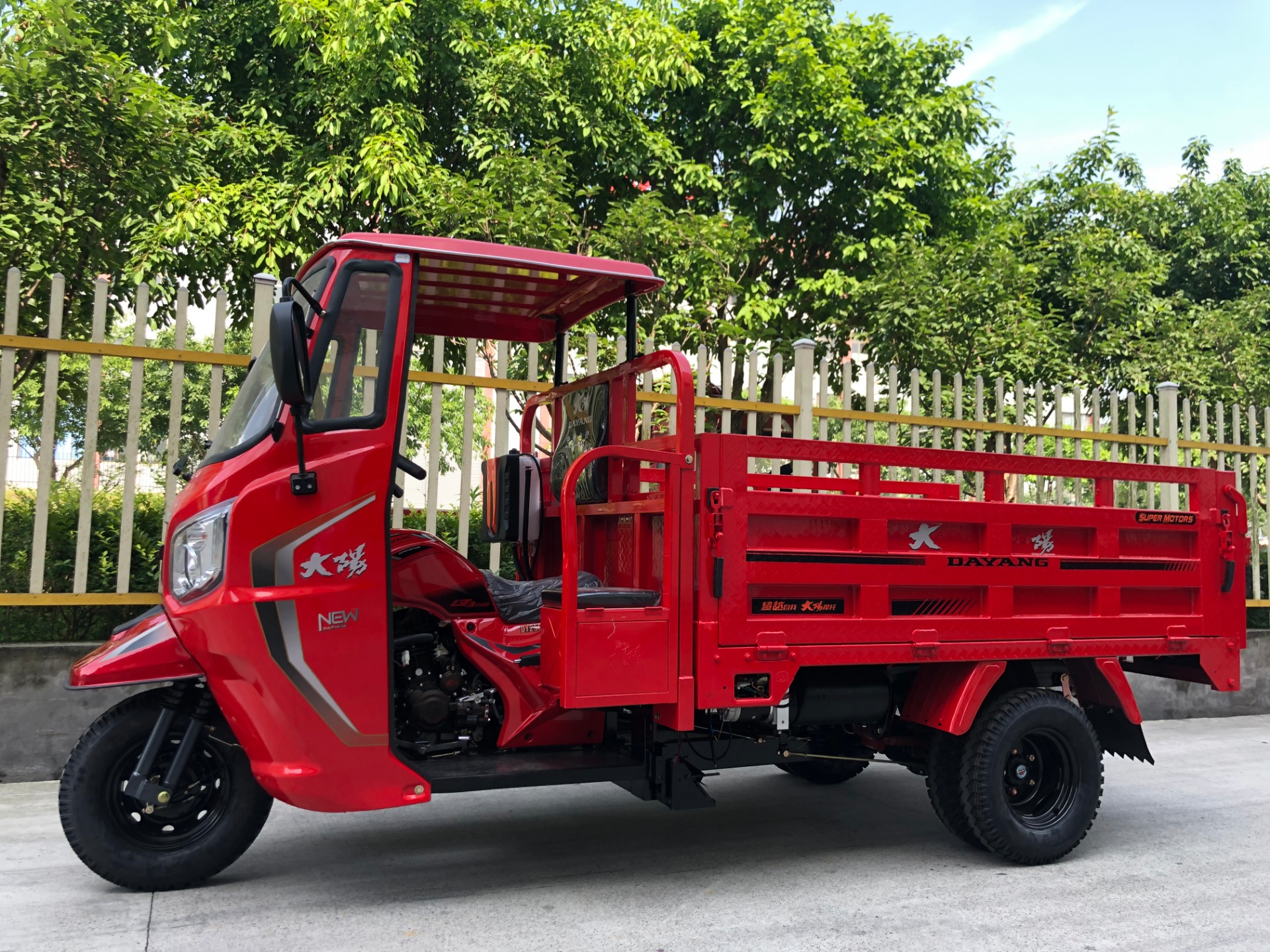 250cc Motorized Cargo Tricycle Made in Designed for Heavy Loading and Cargo Transportation