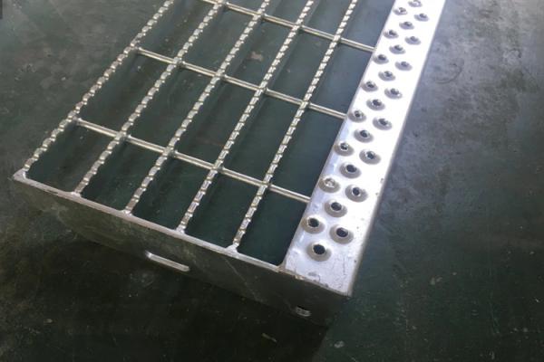 Buy cheap 4mm Bearing Bar And Cross Bar Thickness Steel Walkway Grating For Stair Tread from wholesalers