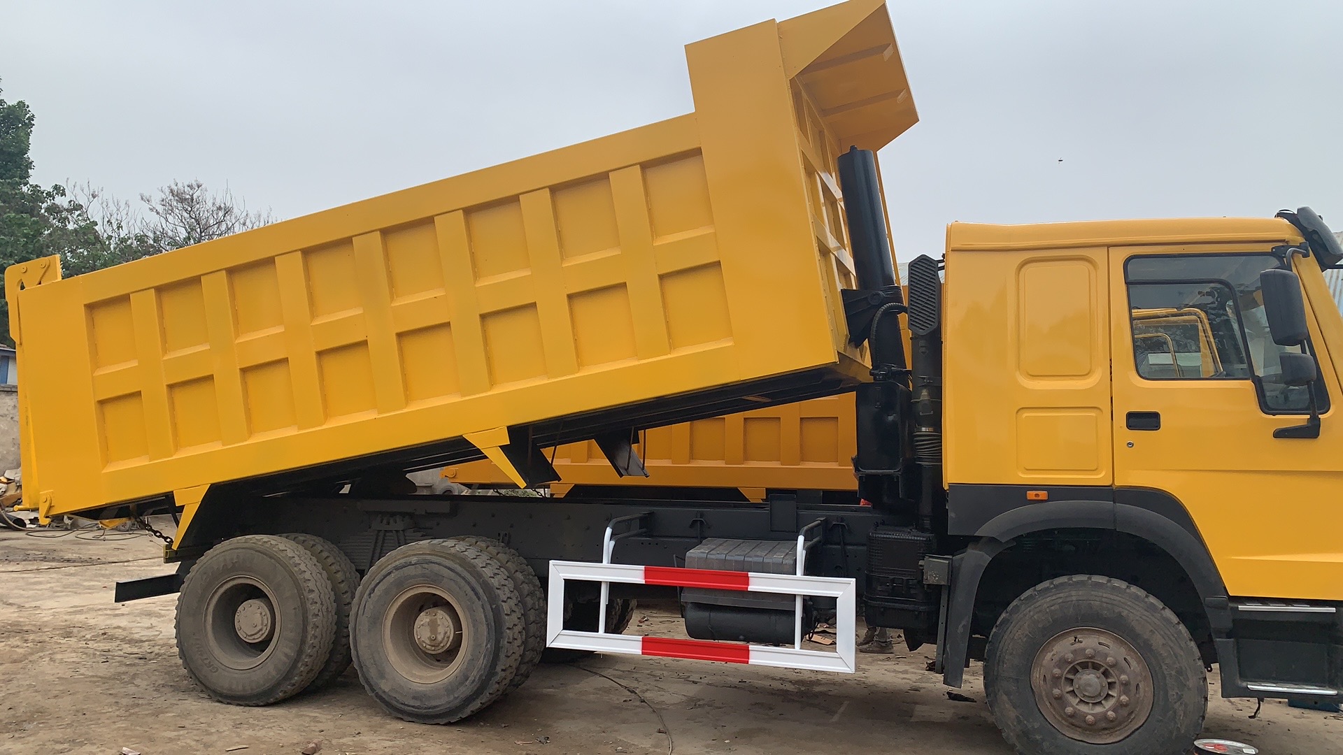 6x4 dump truck used howo 6x4 tipper truck with drive wheel 6x4 and deposit reservation