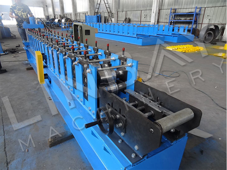 Wind-Resistant Chain Drive Rolling Shutter Door Roll Forming Machine With Hydraulic Cut