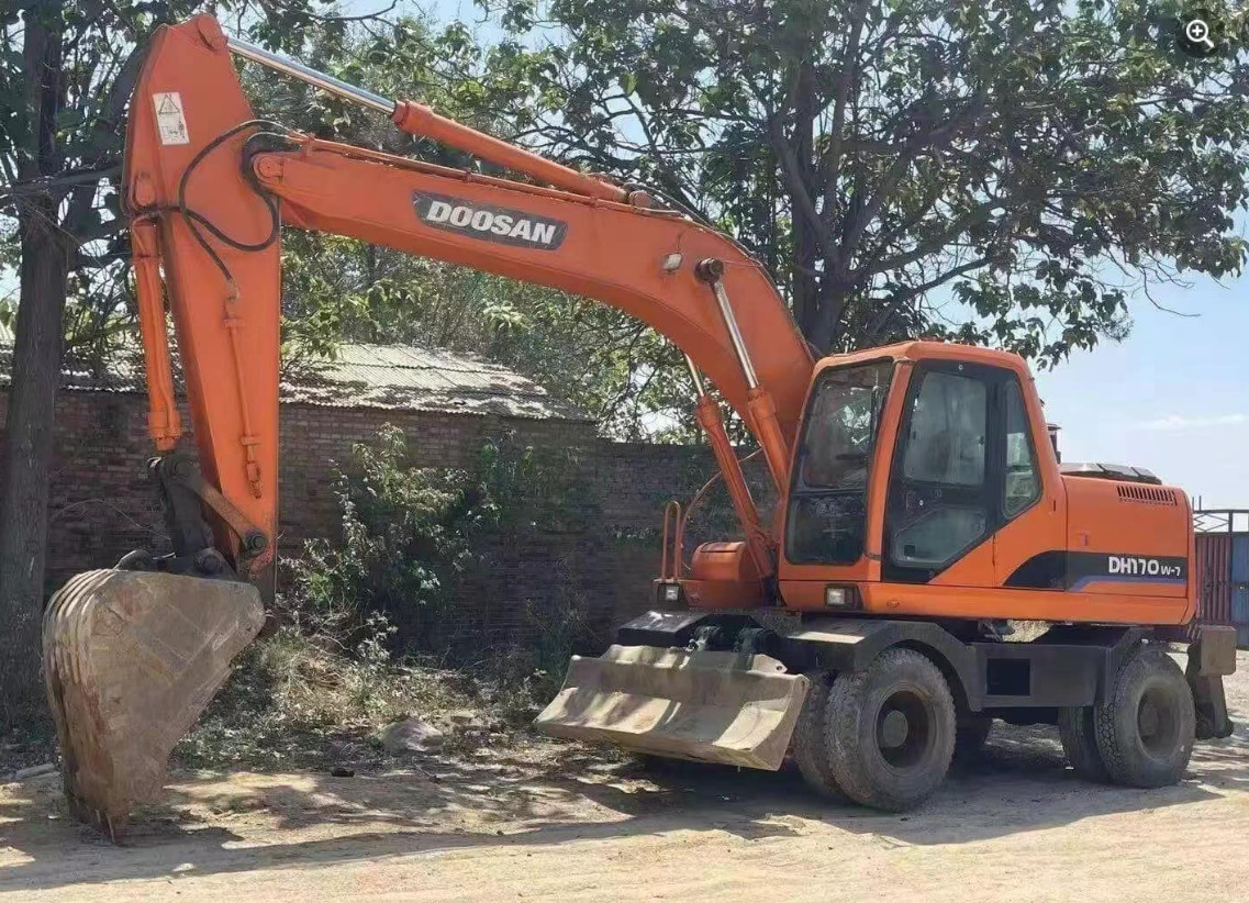 Used Doosan DH170w-7 Hydraulic Wheel Excavator 0.6m3 Bucket Capacity