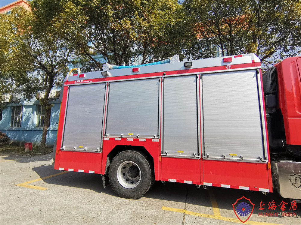Double Cabin 4×2 Drive Foam Firefighting Truck Wireless Remote Control Monitor