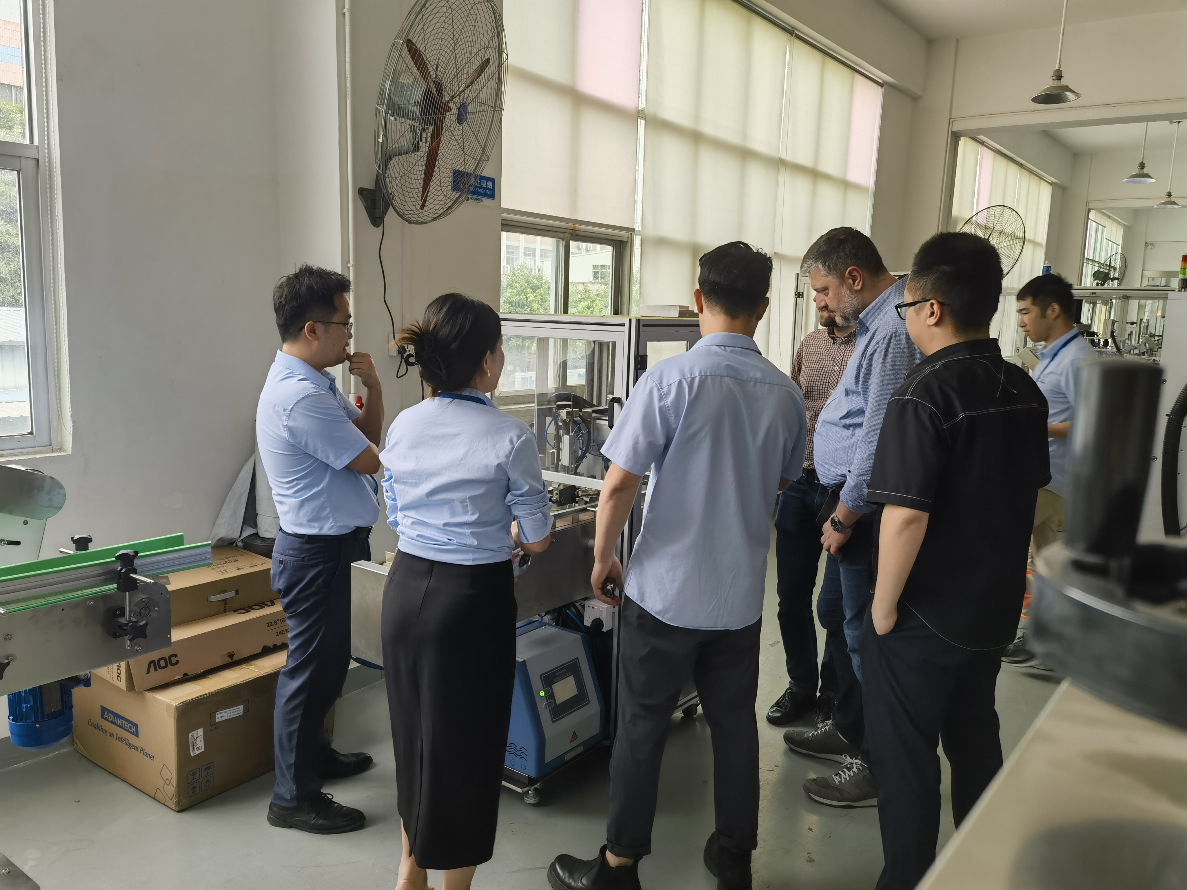 Electric Driven FK-803 Vertical Round Bottle Adhesive Labeling Machine for Square Bottle