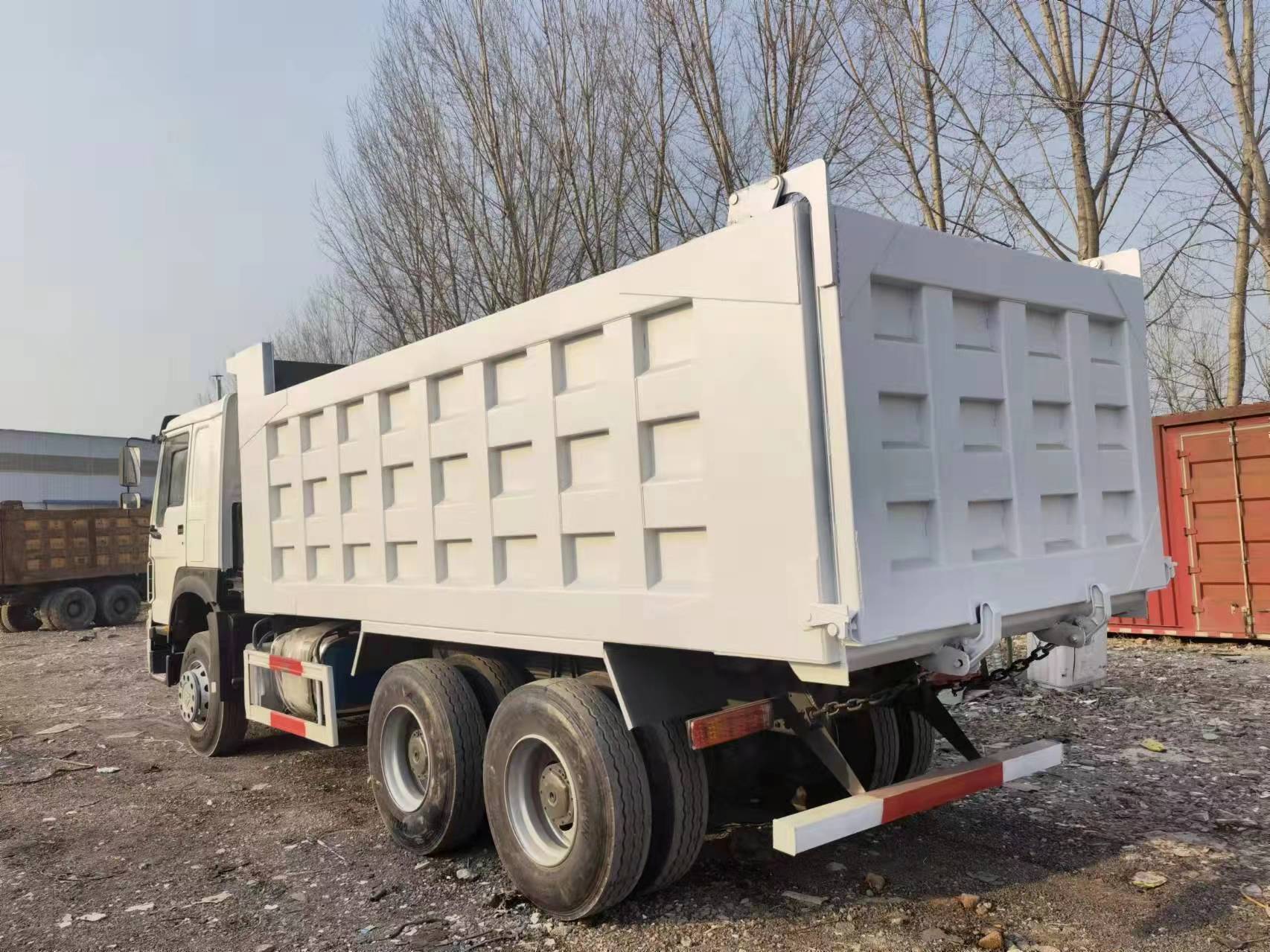 Used Sinotruk Howo 6*4 Tipper Truck with WEICHAI Engine and Good Cargo Tank Dimension