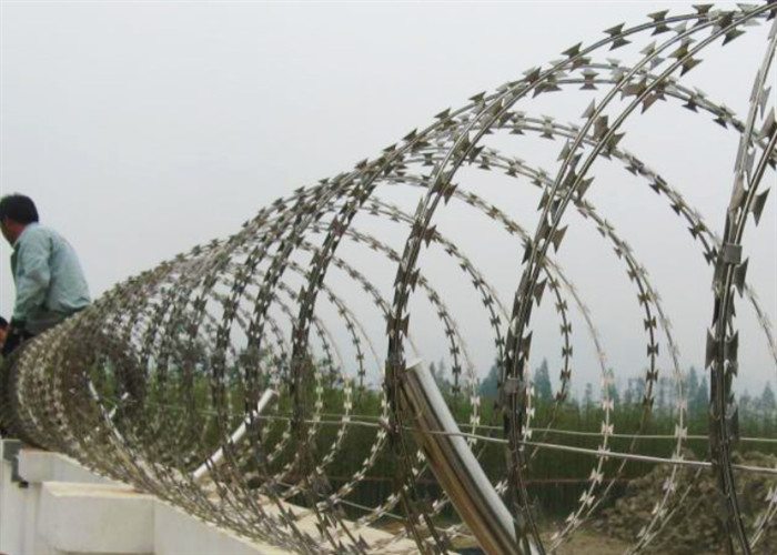 Flat Wrap Low Carbon Steel Bto 22 Razor Blade Fencing Wire Coil Diameter 200-980mm