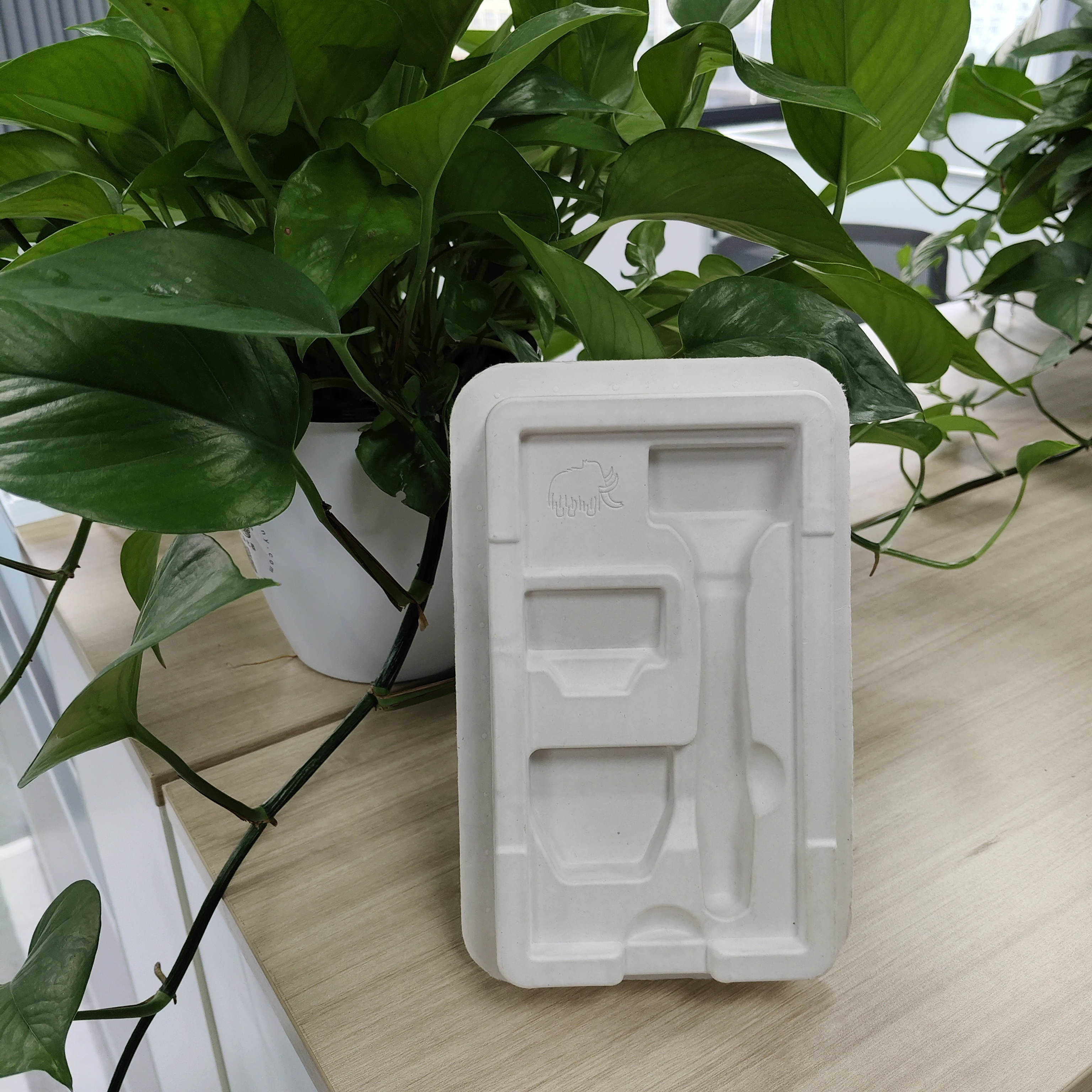 Directly supplied by the manufacturer. Environmentally friendly white plant fiber pulp molded embedded packaging base for manual razors, with