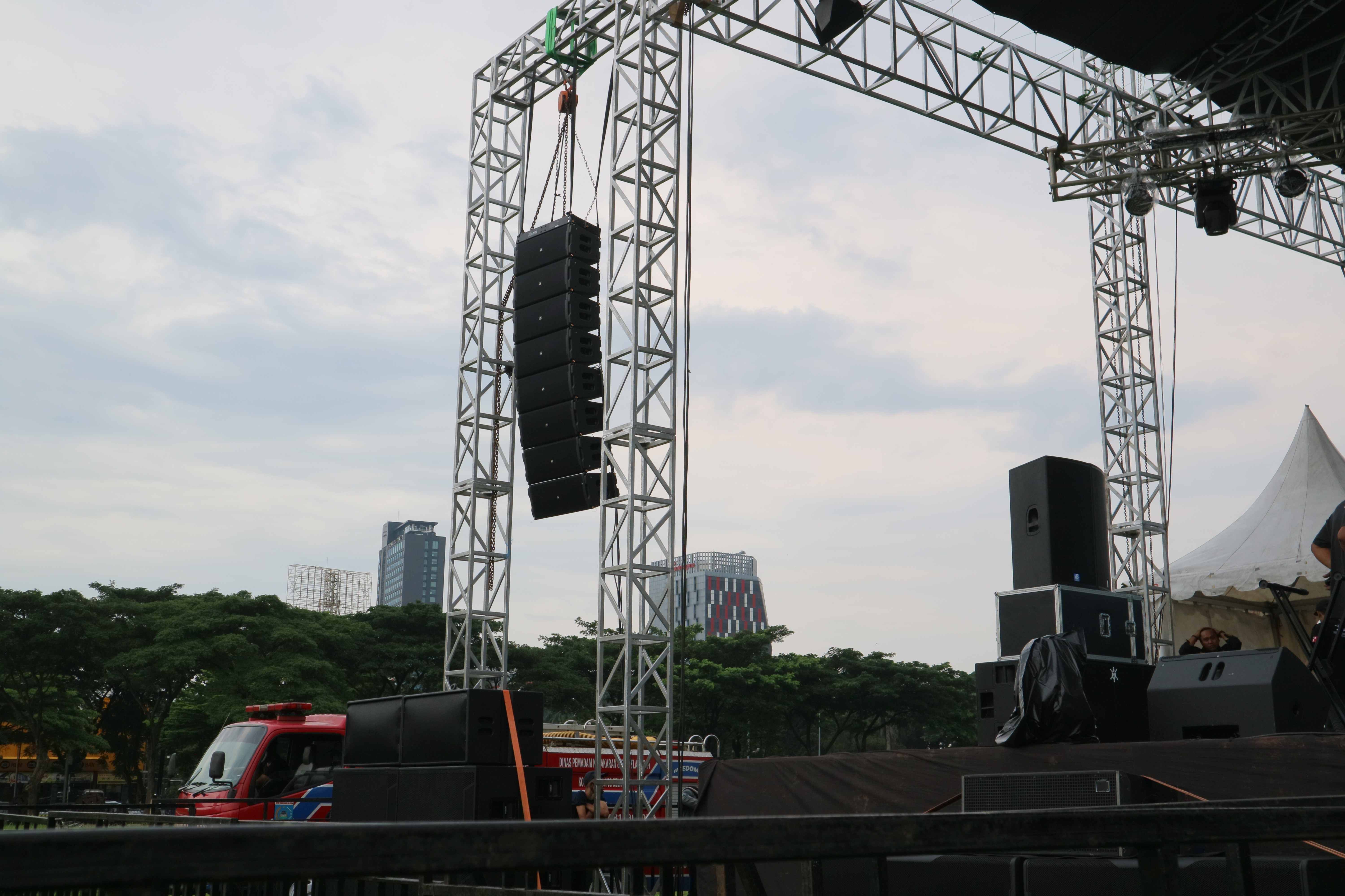 ARE Audio Line Array Speakers Outdoor Line Array with Eight Dual 10" Full Range and Four 21" Bandpass Subwoofers