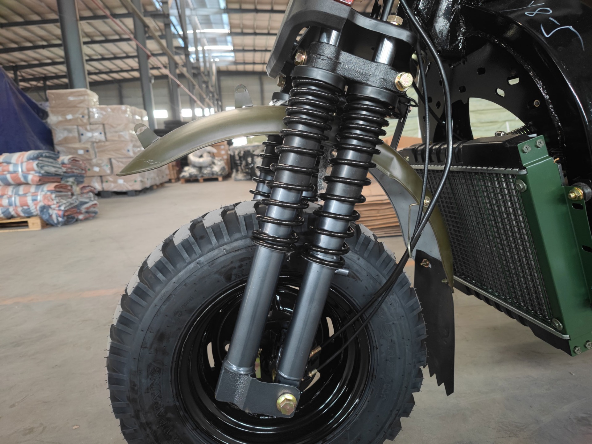 Open Body Type DAYANG Cargo Motor Tricycle with Front Drum and Rear Drum Brake System
