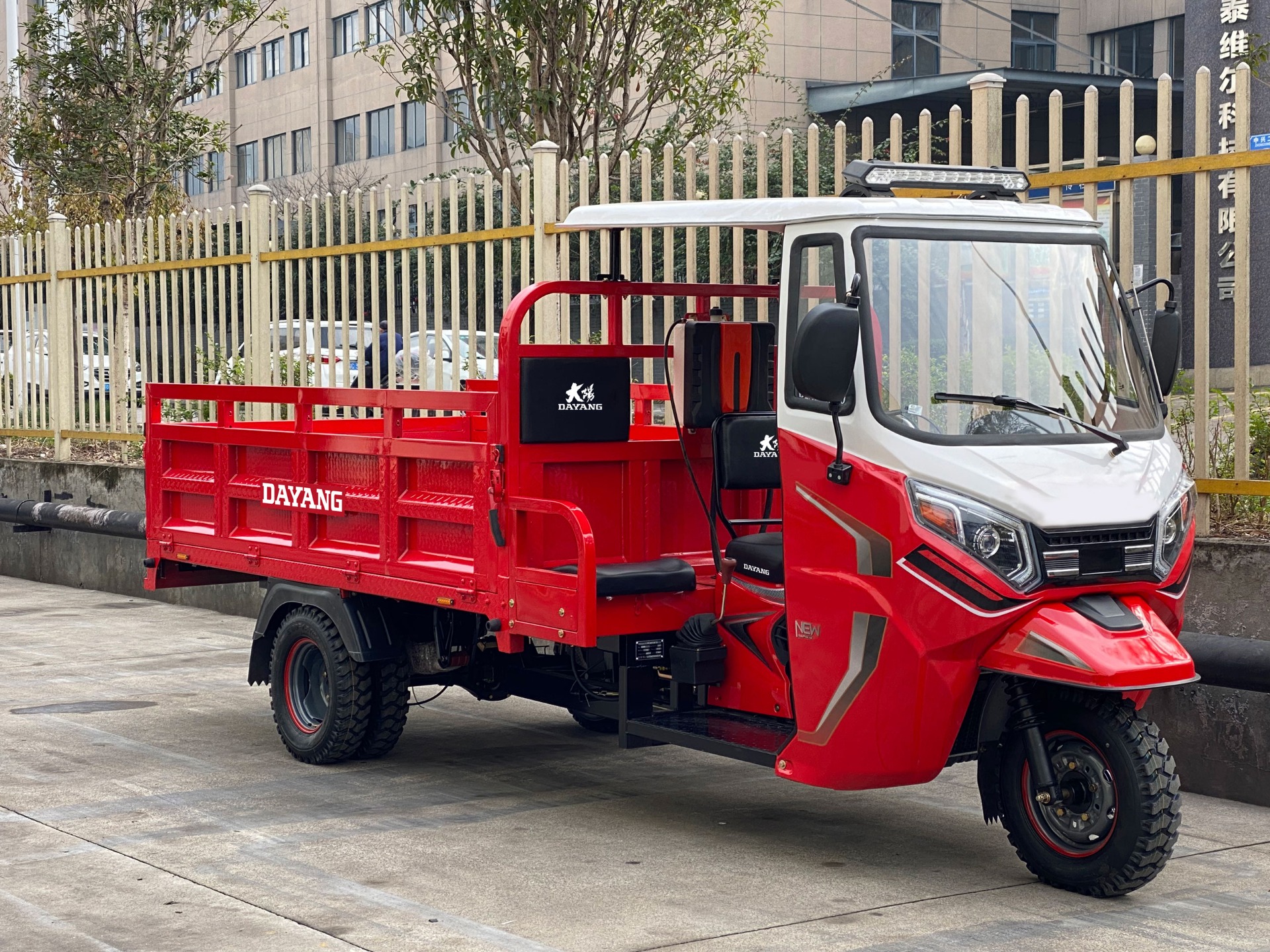 12V Voltage Freight Motors 150cc Cargo Tricycle for Fast and Freight Transportation