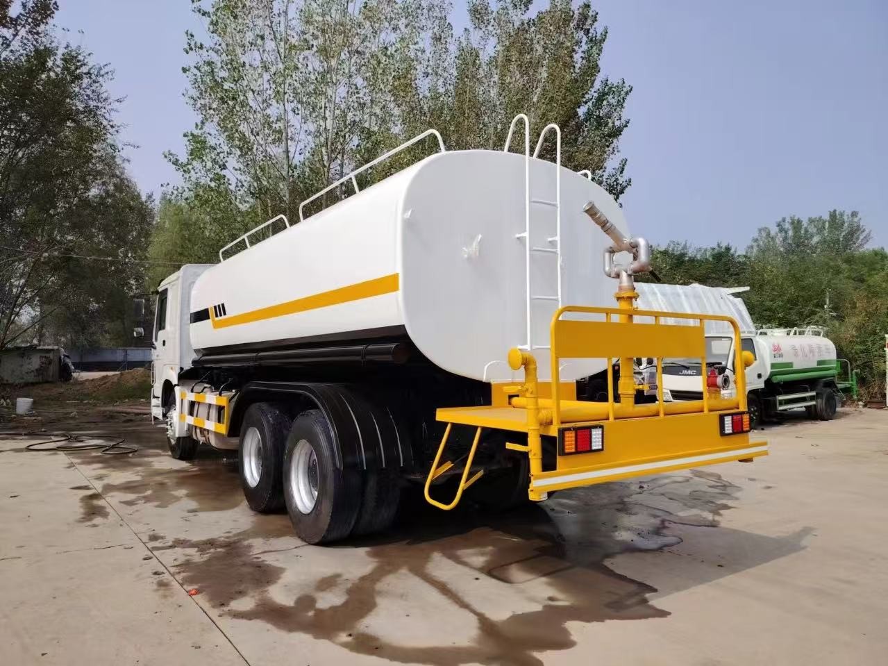 FAW Tank Watering Truck Dongfeng Sinotruk HOWO Shacman Road Sprinkler Sanitation Vehicle 20000/30000L 6X4 Heavy Duty Milk Tanker Drinking Water Truck