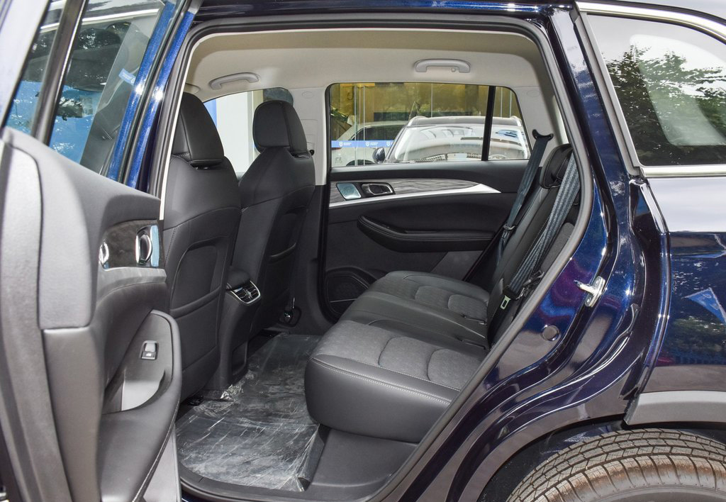 Hot-selling new energy vehicle Chuangwei EV6 has a battery life of 620 kilometers and a large body capacity Travel version