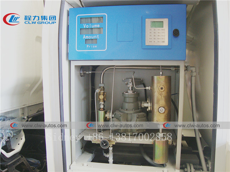 5000 Liters Sinotuck HOWO 4x2 LPG Bobtail Tanker Truck With Dispenser