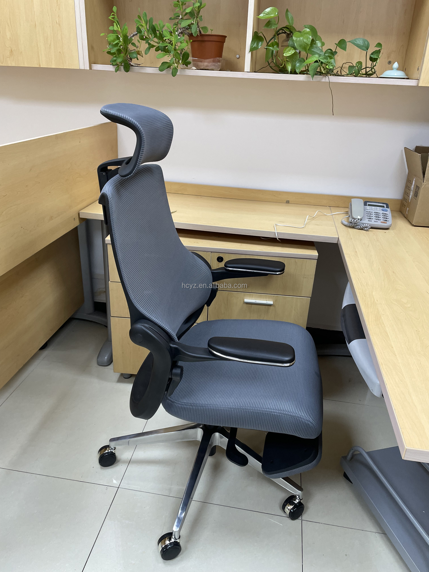 High Back Swivel Mesh Chair Ergonomic Executive Reclining Office Chair with Footrest