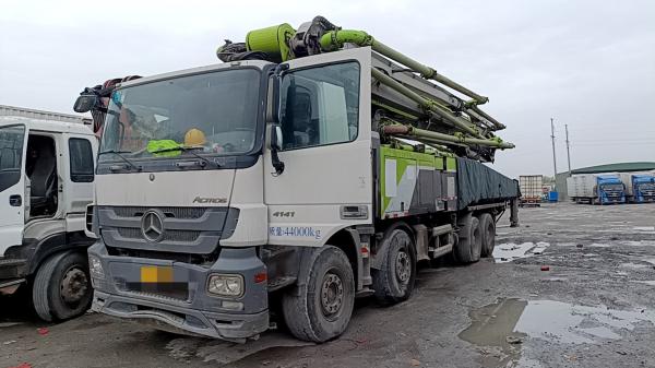Zoomlion Concrete Pump 56 Meters Mercedes Chassis Best Condition and Original