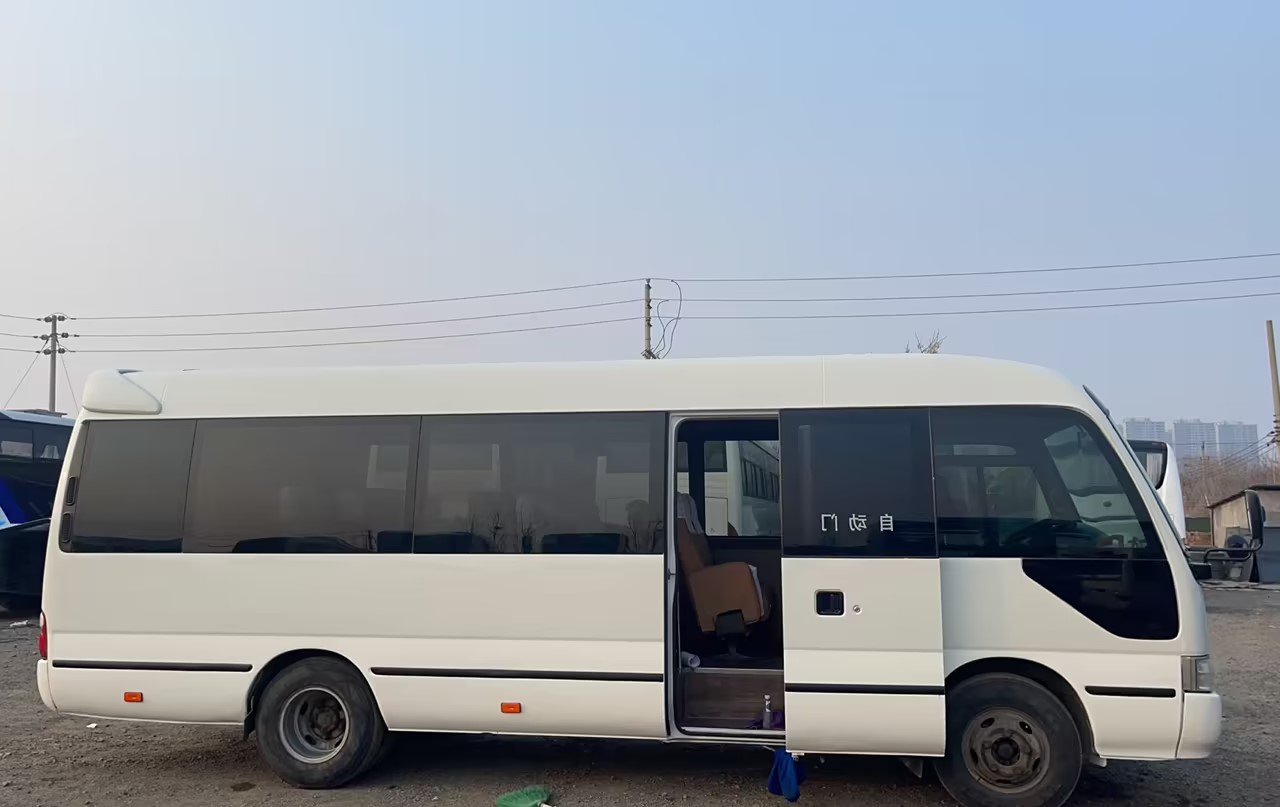 G.V.W 6750kg Fairly Used Comfortable Special Color Coaster Bus For Sell