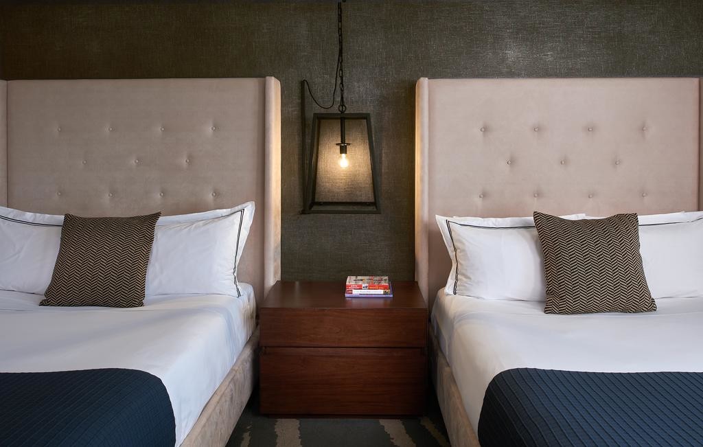 Hotel Standard Modern design Large Bed Room Leather Upholstered Headboard Bed with Walnut Laminated Side table