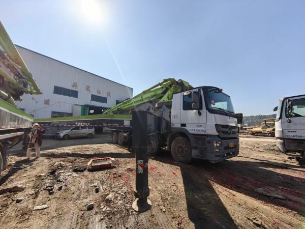 Green 44000kgs Zoomlion 56m Concrete Pump Mercedes Benz Chassis Heavy Machinery