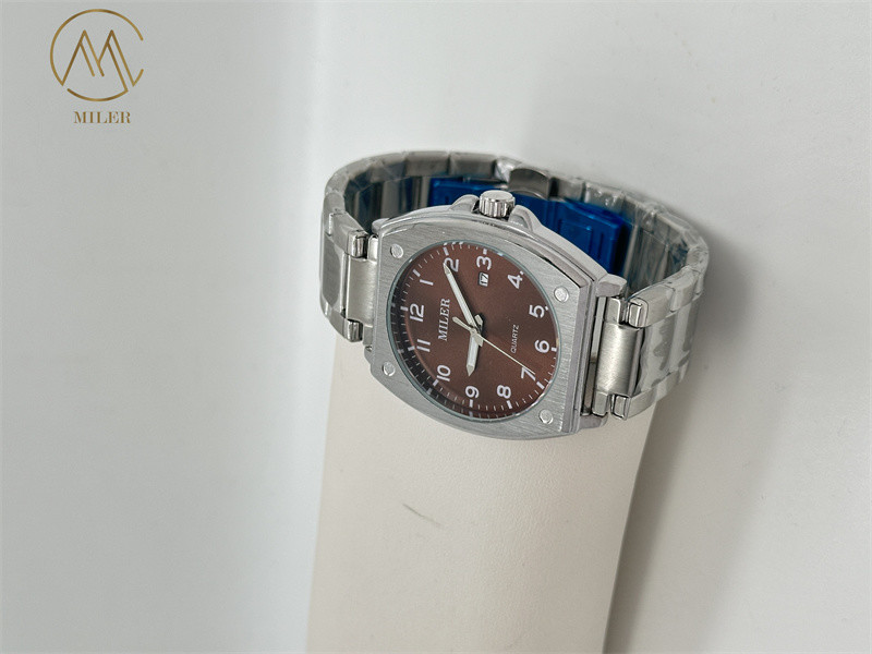 New Model 7 Colors Case Dial Quartz Watch with Stainless Steel Strap
