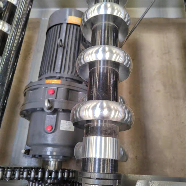 China manufacture corrugated sheet roll forming machine used for roof wall panel sheet
