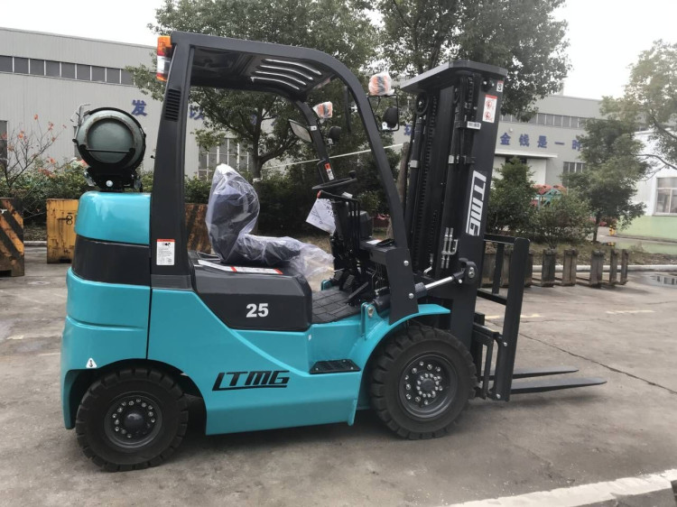 2.5 Tonne Lpg Gasoline Forklift Truck With Solid Tire Optional Engine Energy Saving