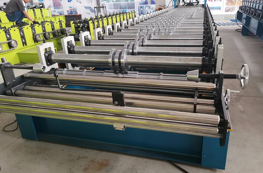 Leveling machine of the molding frame