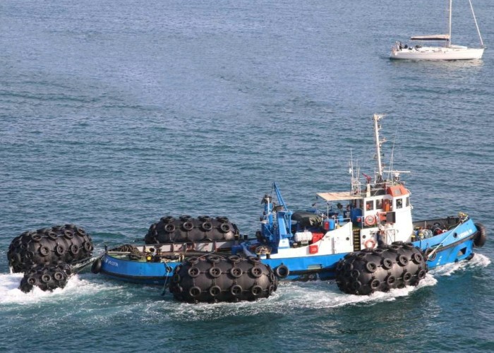 D1m X L2m Air Filled Pneumatic Marine Fender Chain Net For Tugboat